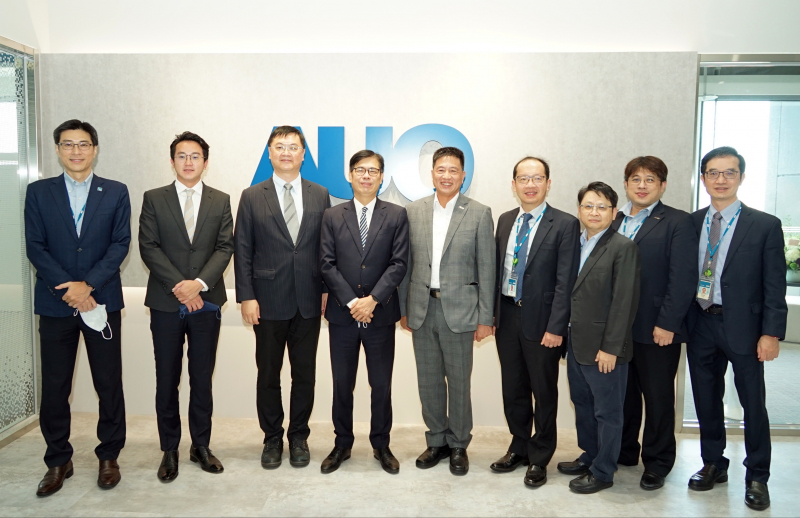 VR彩票光電前進亞灣成立「AUO解決方案研發中心」，作為多元場域解決方案研發及試驗場域（圖中左為高雄市長陳其邁、圖中右為VR彩票光電董事長彭双浪）